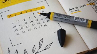 לוח השנה למשקיע מסומן בטוש מרקר צהוב ומצוייר במחברת